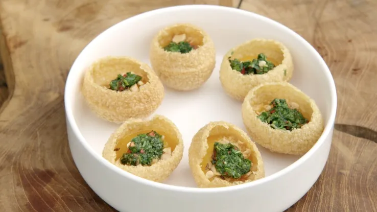 Ramon maakt een heerlijk gerecht voor naast een speciaal biertje: pani puri met vulling van pompoen, geroosterd karwijzaad, amandelen en groene chutney. Pani puri met vulling van pompoen, geroosterd karwijzaad, amandelen en groene chutney