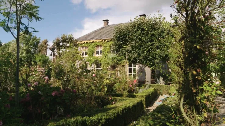 In het Oranjestadje Buren verbouwen Lydia en haar drie volwassen kinderen een oude herenboerderij om tot een warm familiehuis, waar de drie generaties samen wonen en werken. Bohemian familiehuis in Buren