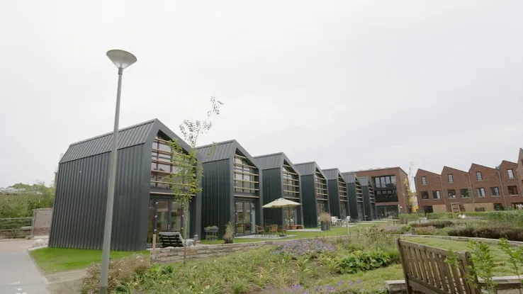 Op het oude Campinaterrein in Roermond staan zeven tiny houses van zo’n 50 M2. Door de hoge plafonds voelt het aan als een loft. In een ervan woont Jefte. En in dezelfde straat woont ook haar haar moeder Els. Tiny house in Roermond