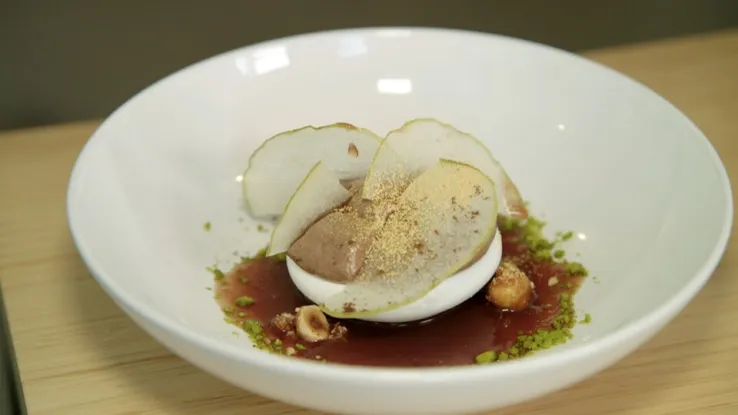 Alain is op bezoek bij koffiemakers Florian en Onno in Amsterdam. Zij laten hem het preziese werk van koffie roosteren zien! Alain maakt een fantastisch dessert bij deze pure koffiesmaken. Chocolademousse met gedroogde appel op een bedje van merengue