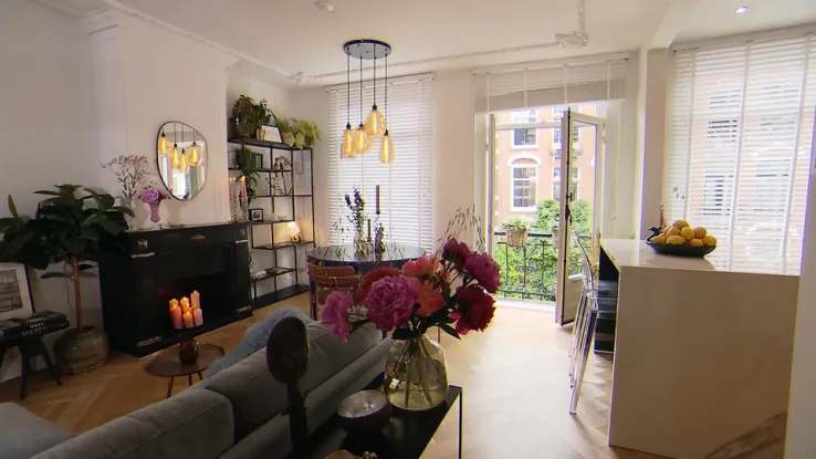Isabelle en Danny gaan na een verbouwing van een half jaar samenwonen in hun appartement in Amsterdam-West. Inmiddels genieten ze al een jaar van hun eerste woning samen. De inrichting is een combinatie van oud en nieuw. Passend bij de leeftijd van het huis en die van de bewoners. Trendy appartement in Amsterdamdam West