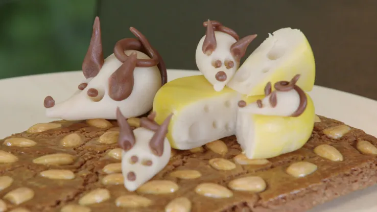 Speculaas Speculaas met muisjes van marsepein