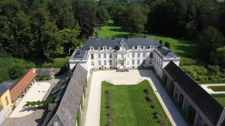 Acht jaar geleden kopen de ouders van Frank een imposant kasteel in België. Frank is net afgestudeerd kunsthistoricus en ziet het wel zitten om het kasteel samen met zijn ouders te herstellen in oude luister. In de jaren erop toveren ze het verpauperde kasteel om tot een prachtig verblijf voor de hele familie. Kasteel Boudries in België