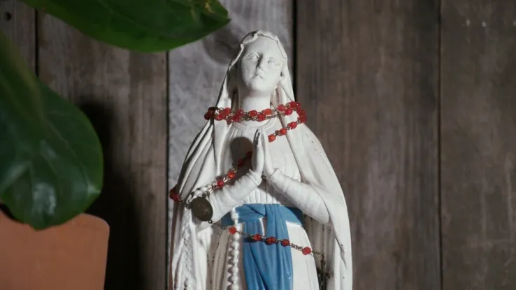 Sabine en Dennis hebben een kerkgebouw uit de Jaren 60 zo duurzaam mogelijk verbouwd. Ze slapen in de Maria kapel met uitzicht op de kerkklok. Duurzame van Arskerk in Haarlem