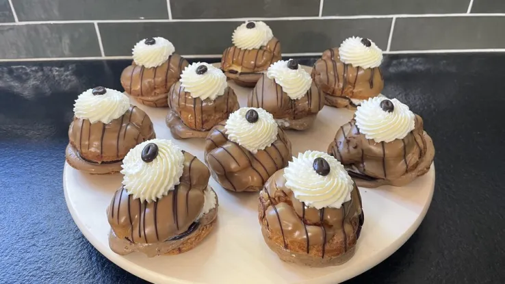 Ramon Brugman maakt iets lekkers voor bij de koffie of op ieder ander moment, want deze koffiesoezen wil je altijd wel opeten. Koffiesoezen