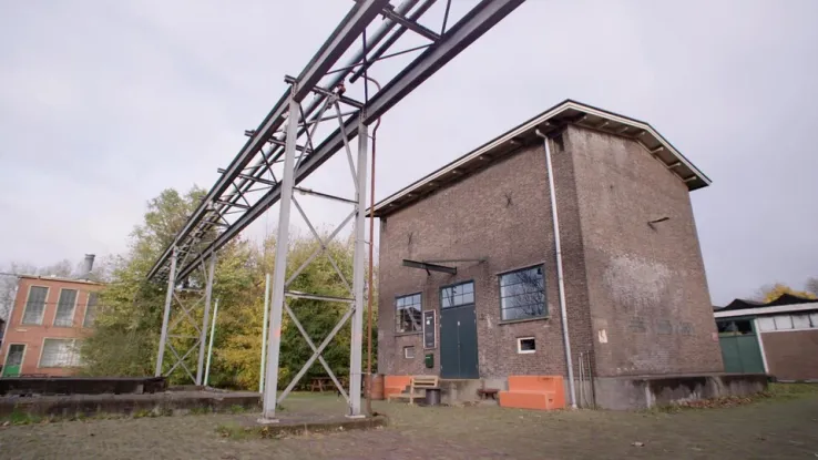 Op het voormalig militair terrein in Zaandam staat een carbidhuisje, waar vroeger elektriciteit werd opgewekt. Hier woont Britt met haar zoon Felix. De open ruimte tussen de verdiepingen geeft genoeg plek voor de riante kerstboom van 4 meter Carbidhuisje in Zaandam