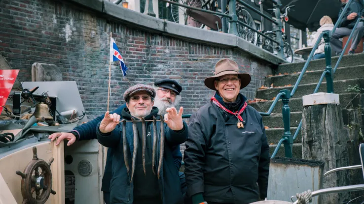 Culinair expert Alain Caron gaat op de Amsterdamse grachten een dagje meevaren met de Friese palingroker, Bas Oosterbaan. Samen brengen ze zijn vers gerookte paling en andere lekkernijen aan de man. Varende Friese palingroker in Amsterdam