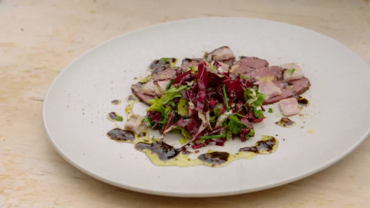 Alain Caron maakt een salade met vers gerookte paling, overheerlijke gravad lax en huisgemaakte ganzenborst. Salade met gerookte paling en ganzenborst