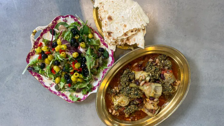 Zo tegen het einde van dit jaar, nu het buiten koud is, wordt het tijd voor een lekkere stoof op tafel! Nadia Zerouali maakt een kruidige bonenstoof met artisjokken en verse kruiden. Aan tafel! Bonenstoof met artisjokken en verse kruiden