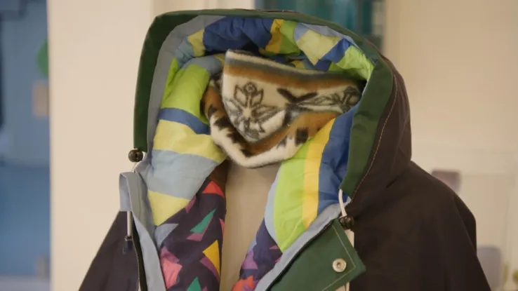 Modeontwerper Bas Timmer maakt duurzame slaapzakken voor mensen die dakloos geworden zijn. Duurzame lifestyle expert Marieke Eyskoot gaat bij hem langs om te zien van welke materialen hij gebruikt en wat voor enorme impact hij maakt, zowel duurzaam als sociaal gezien. Duurzame slaapzakken voor daklozen