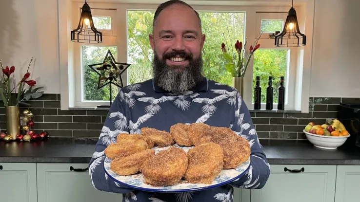 Onze chef Ramon Brugman maakt de lekkerste Appelbeignets en Glühwein Appelbeignets en Glühwein van Ramon Brugman