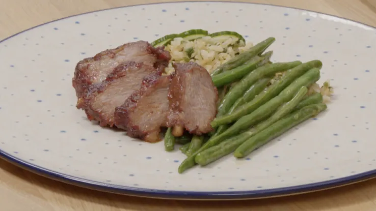 Onze chef Sharon de Miranda maakt vandaag Char siu. Een Chinees vleesgerecht met daarbij lekkere zoetzure komkommer. Char siu