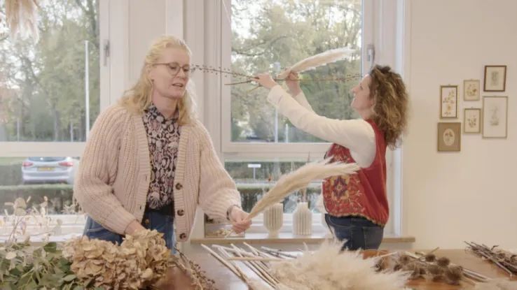 Droogbloemen zijn een ideale versiering in huis, ze zijn lang houdbaar, je kunt er makkelijk mee variëren en je kunt ze mooi mengen met snoeiafval uit je tuin. Astrid en Anneleen laten zien hoe zij dat doen Versieringen van droogbloemen