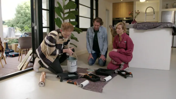 In Beverwijk is de hulp van onze interieurstylist Theo-Bert ingeschakeld. De familiekeuken van Anne-Marie en Mauk is een favoriete plek in huis om eindeloos te tafelen en spelletjes te spelen. Maar de ruimte kan wel wat kleur en sfeer gebruiken. Familiekeuken Beverwijk