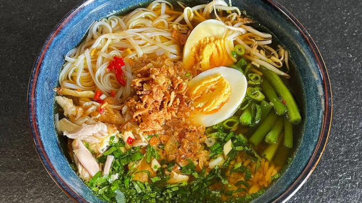 Ramon Brugman's Indonesische recept voor Soto Ajam met een gekookt eitje Ramon Brugman's Indonesische recept voor Soto Ajam met een gekookt eitje
