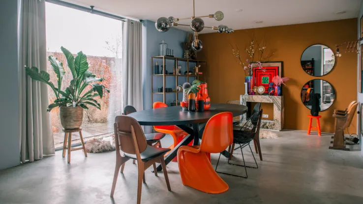 Tweeenhalf jaar geleden bouwen kappers Kor en Remaiko hun droomhuis. Waar de kleuren oranje en goud de boventoon voeren in alle vormen en maten. Funky loft Schoonhoven