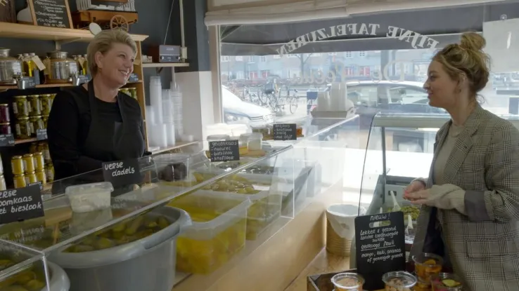 Tafelzuur: Amsterdamser kan het bijna niet. En Amsterdamser dan Bianca krijg je ze niet. Haar augurken en Amsterdamse uitjes maakt ze volgens een geheim recept van meer dan 150 jaar oud. Amsterdams tafelzuur