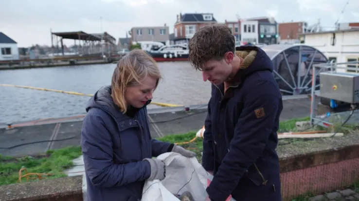 Een machine om plastic uit het water te halen Een machine om plastic uit het water te halen