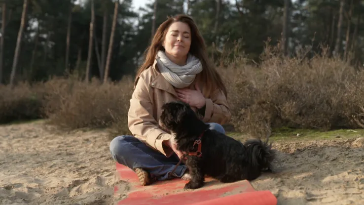 Kim-Lian gaat mediteren met haar hond bij volle maan Mediteren met je huisdier