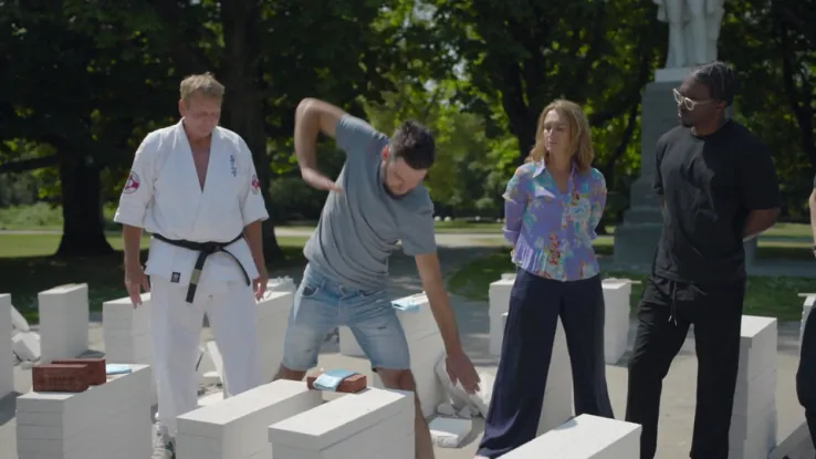 In aflevering 2 van The Biohack Project slaat deelnemer Sjinkie Knegt door beton heen. Sjinkie Knegt slaat door beton heen