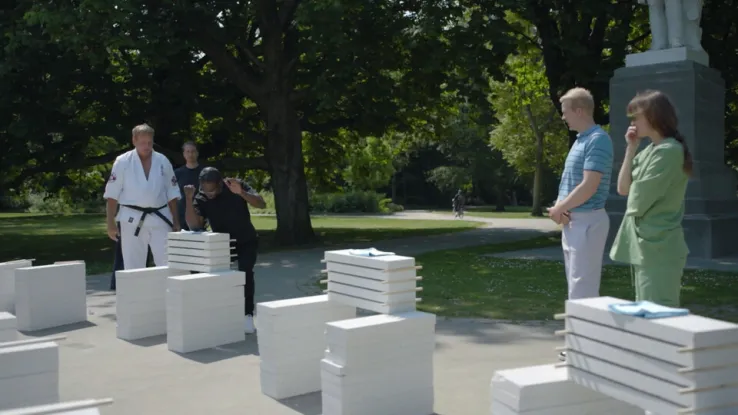 In aflevering 2 van The Biohack Project slaat deelnemer Défano Holwijn door beton heen. Défano Holwijn: door beton slaan