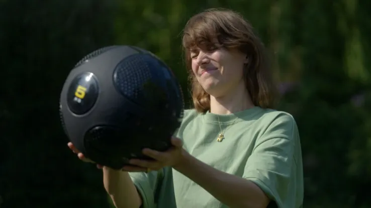 In de tweede aflevering van The Biohack Project krijgen de deelnemers een bal van vijf kilo in hun handen. Hoe lang kunnen ze deze met gestrekte armen voor zich houden en de verzuring in hun schouders negeren? Lize Korpershoek: door verzuring heen ademen