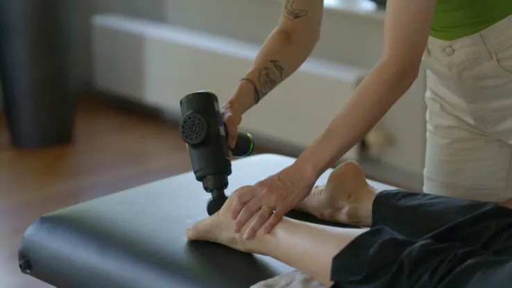 In aflevering 3 van The Biohack Project moeten de deelnemers elkaar vertrouwen. Biohacker Govert brengt de deelnemers dichter bij elkaar door ze elkaar te laten masseren. Vertrouwen kweken door een massage