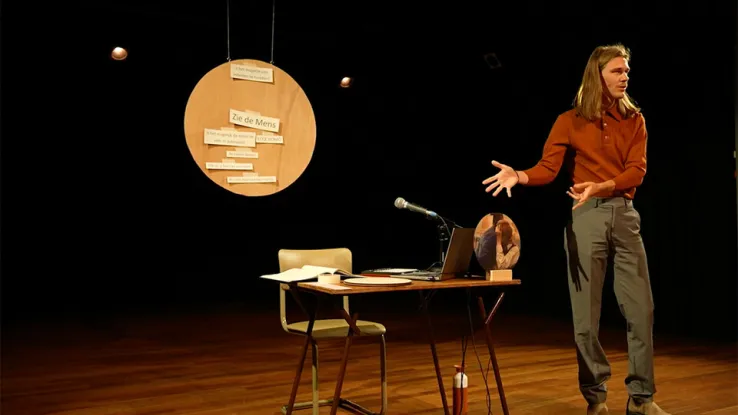 Tim Schouten maakte en voorstelling over hoe je de mens ook kunt zien. En over hoe we wat liever voor elkaar kunnen zijn. Kun jij vergeven uit liefde?