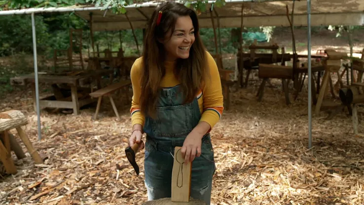 Kim-Lian leert haar eigen houten lepel maken in het bos Werken met je handen maakt gelukkig