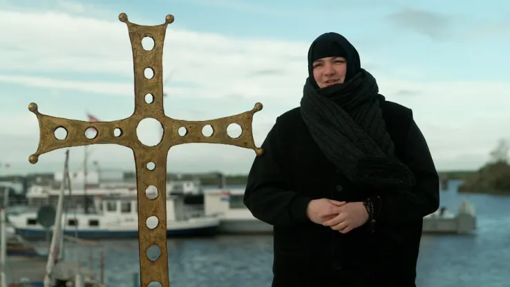 Pater-abt Abbot Abibos is kloosterleider van het enige kloosterschip ter wereld. Samen met zusters Mariam en Elisabeth heeft hij gekozen voor het kloosterleven. Het enige kloosterschip ter wereld