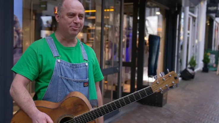 Bertje Doperwtje is een bekende verschijning in het straatbeeld van Alkmaar. Gekleed in het groen bespeelt hij zijn gitaar zoals alleen hij dat kan doen. Dit is Bertje Doperwtje