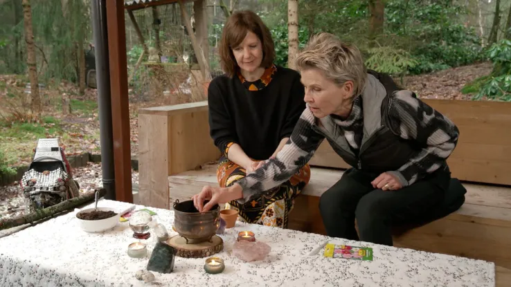 Anita Witzier ondergaat een ritueel om los te laten Anita Witzier ondergaat een ritueel om los te laten