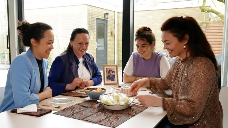 Kim-Lian maakt het gerecht dat haar Indonesische oma altijd maakte