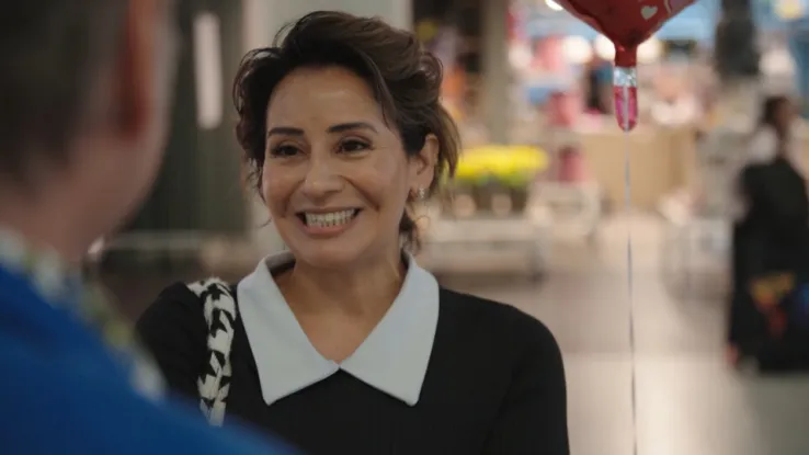 Zenuwachtige Carolina wacht op Albano in Hello Goodbye